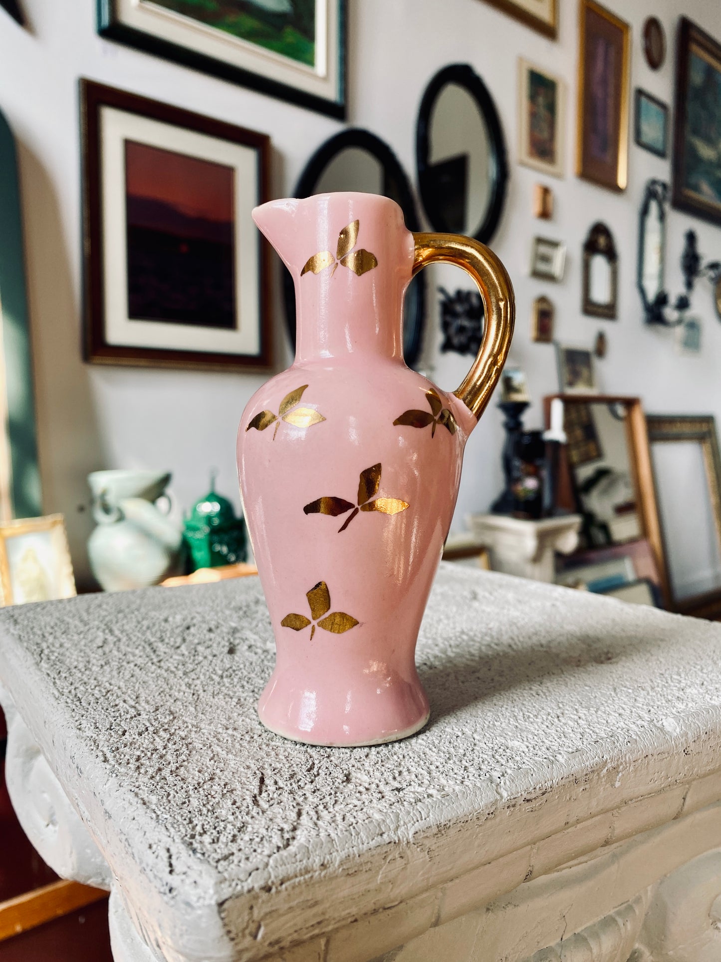 Vase golden rosé vintage